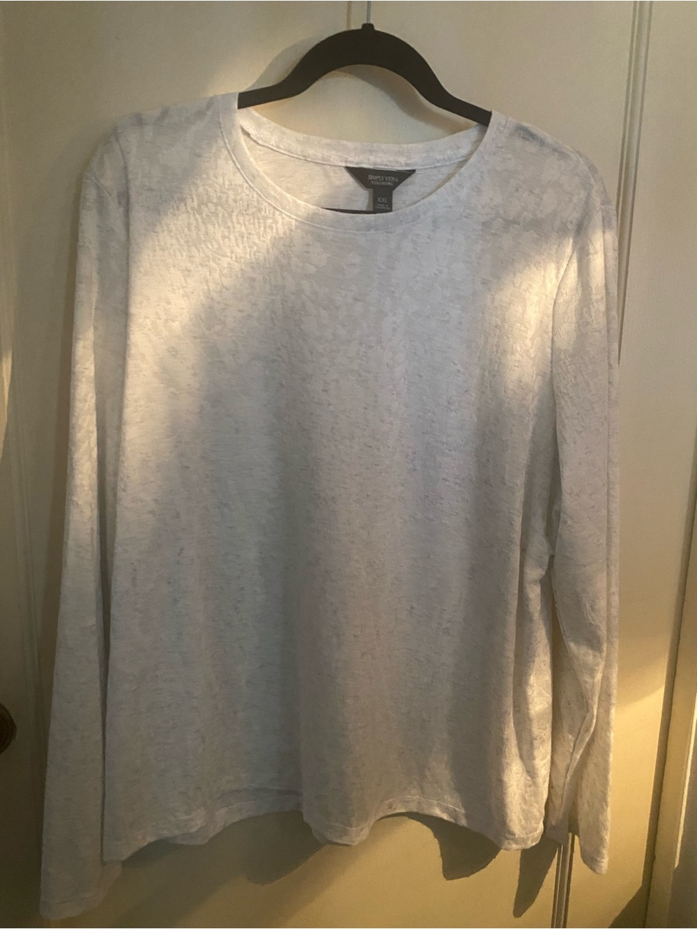 Vera Wang White Long Sleeve Crewneck Tee